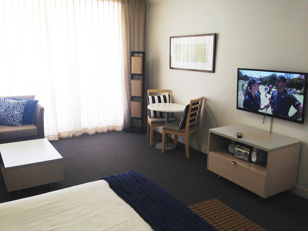 Base Holidays - Ettalong Beach Premium Apartments Bagian luar foto